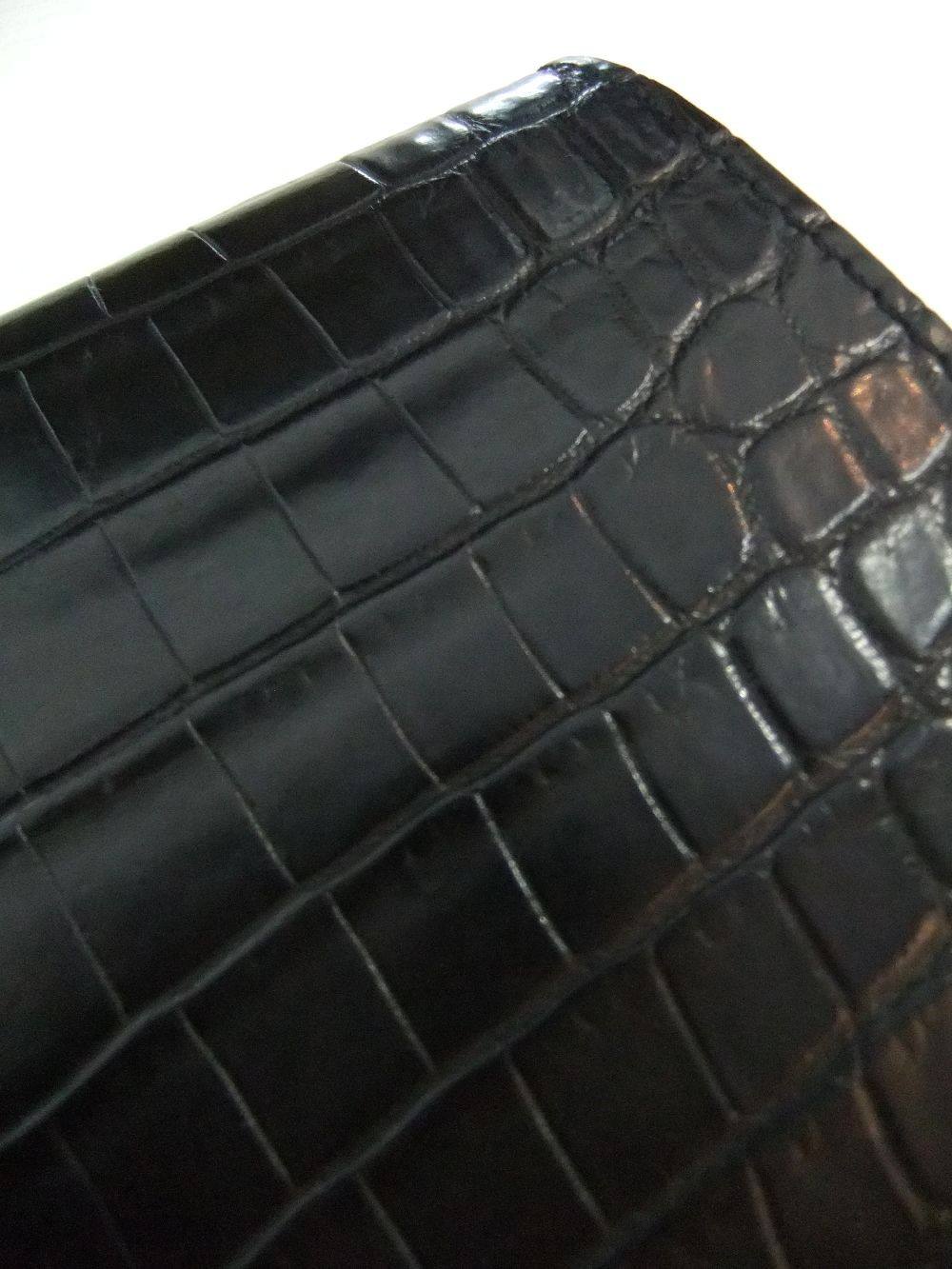 ISAMU KATAYAMA BACKLASH - クロコ墨染め 二つ折りウオレット