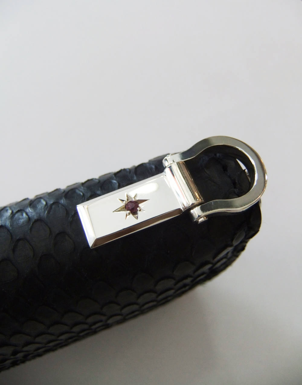 ISAMU KATAYAMA BACKLASH ブラック パイソン長財布 7iK7rA4F.jpg