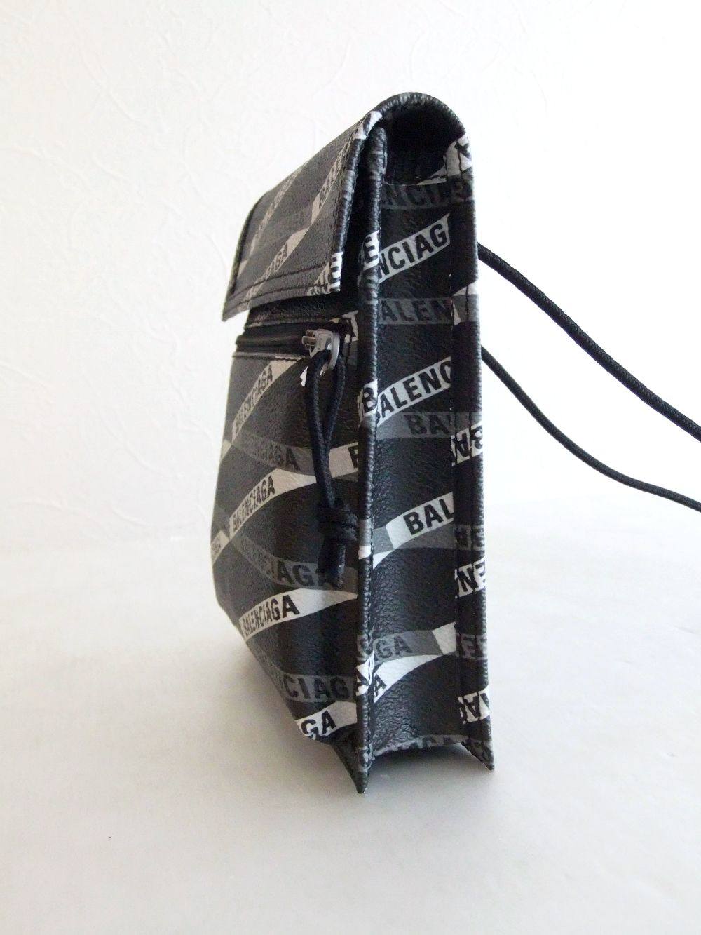 BALENCIAGA - モノグラム エクスプローラー ポーチ ストラップ 532298